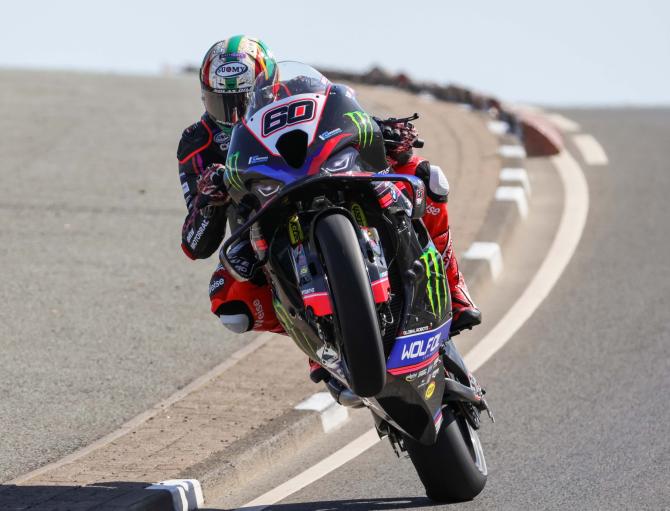  Hickman fastest in Superbike qualiyfing during a disrupted opening session